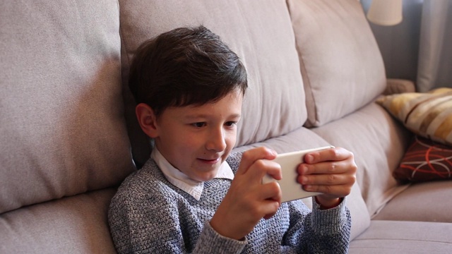 男孩使用智能手机的肖像视频素材