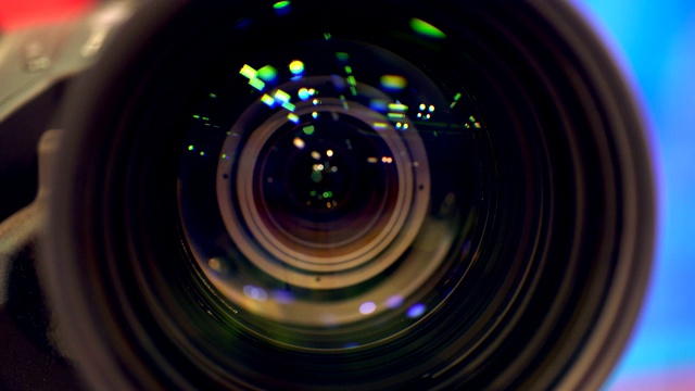 工作相机镜头的微距视图。视频素材