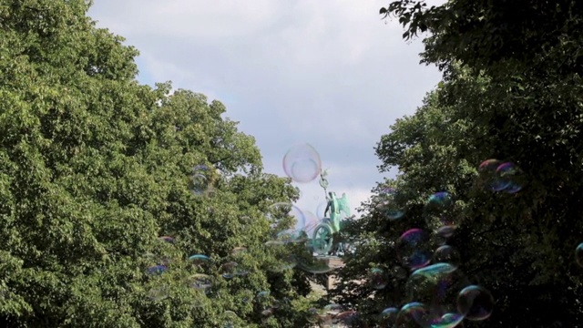 Tiergarten的肥皂泡俯瞰勃兰登堡门视频素材