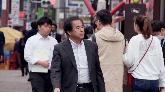 穿着西装的男人在东京行走视频下载