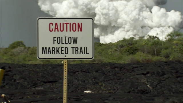 火山灰羽附近有警告极端危险的迹象。视频下载