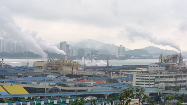 韩国仁川港口工业烟囱产生的烟雾和污染视频下载