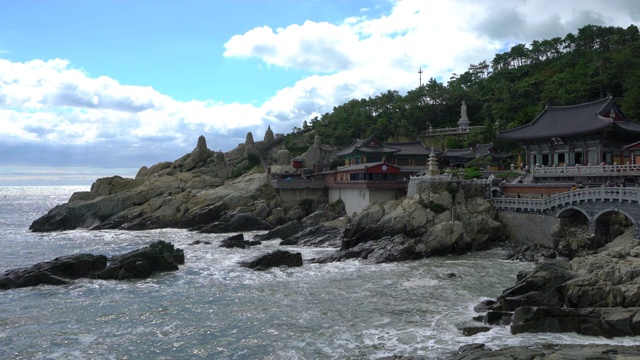 韩国釜山的海东龙宫寺和海景视频下载