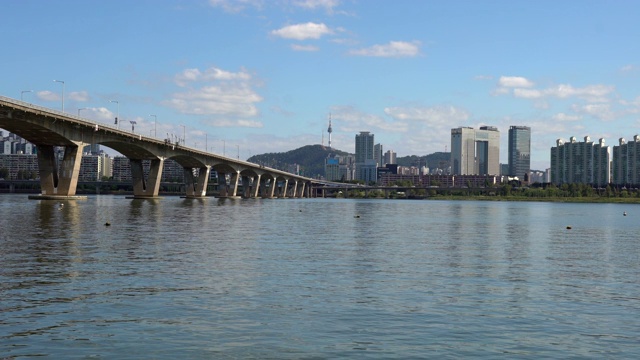 汉江大桥和韩国首尔的建筑构成的首尔城市景观视频下载
