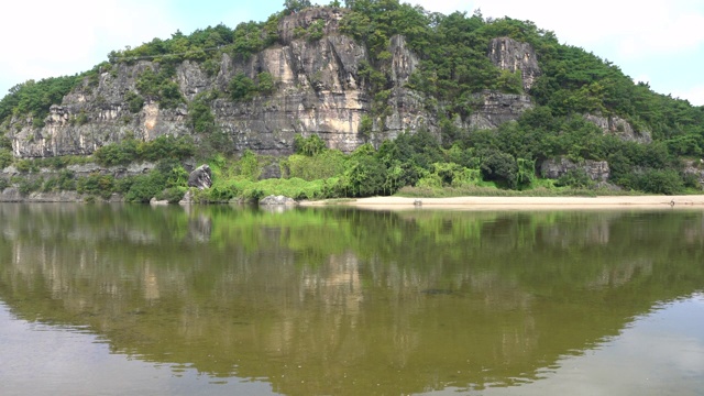 购买台悬崖景观与水反射从安东浩村在韩国民间视频下载