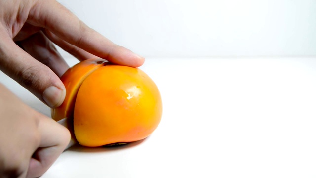 人的手切成一半的鲜橙柿子视频下载