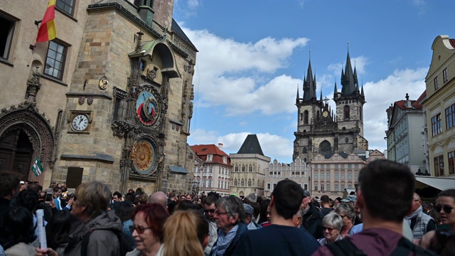 游客在捷克布拉格拍摄天文钟视频下载