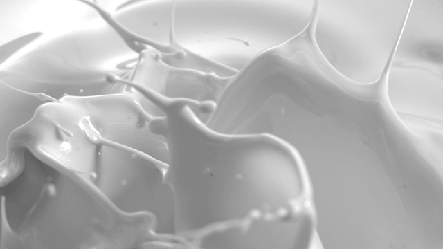 白色液体或牛奶液体飞溅在慢动作视频素材
