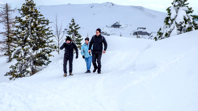 三个人正在雪地上爬山视频下载
