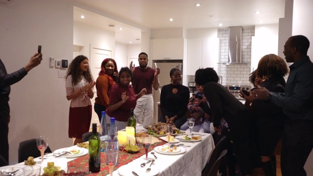 美国黑人大家庭的感恩节卡拉ok餐厅几代人视频下载