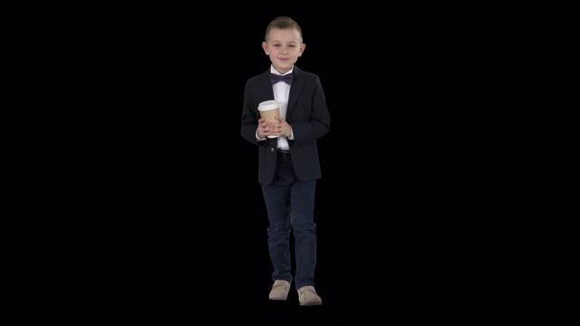 阿尔法频道，一个穿着正装拿着外卖咖啡的男孩视频素材