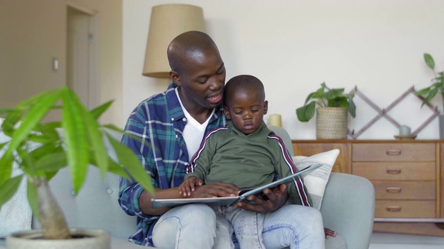 黑人爸爸和孩子在家里看书视频下载