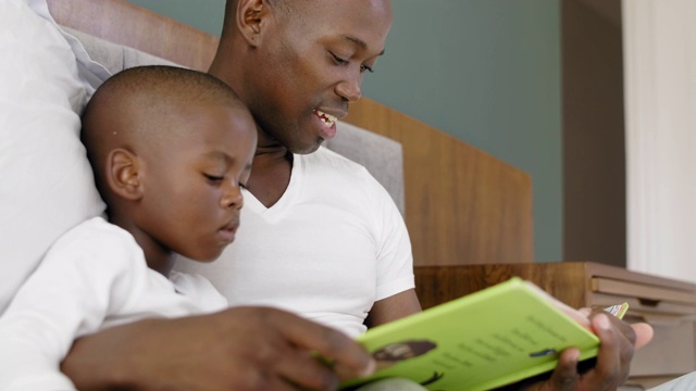 非洲爸爸给儿子读书视频下载