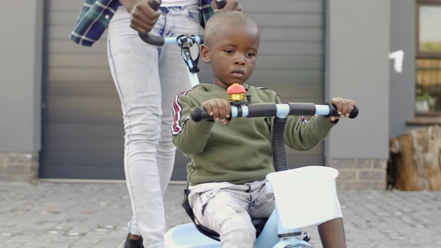年轻的非洲男孩骑着自行车和太阳耀斑视频下载