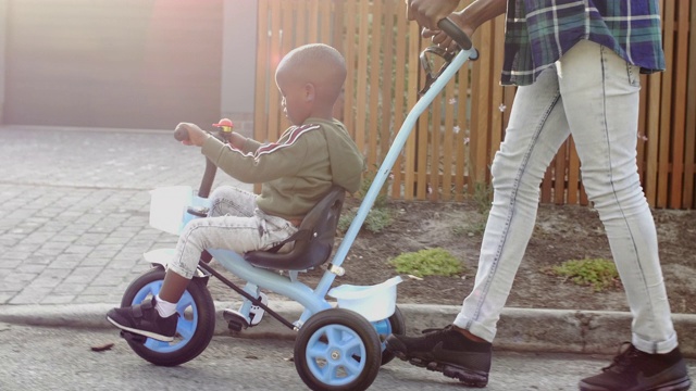 骑着三轮车的非洲男孩视频下载