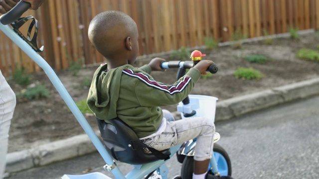 非洲男孩和爸爸骑三轮车视频下载