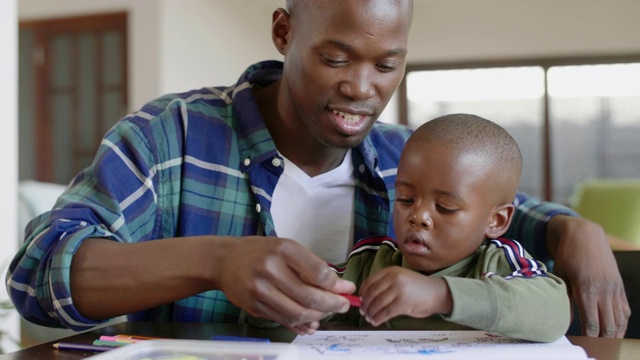 快乐的非洲父亲和孩子在家视频下载