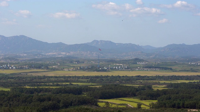 机井洞是朝鲜与韩国边境附近的一个村庄，那里悬挂着巨大的朝鲜国旗视频下载