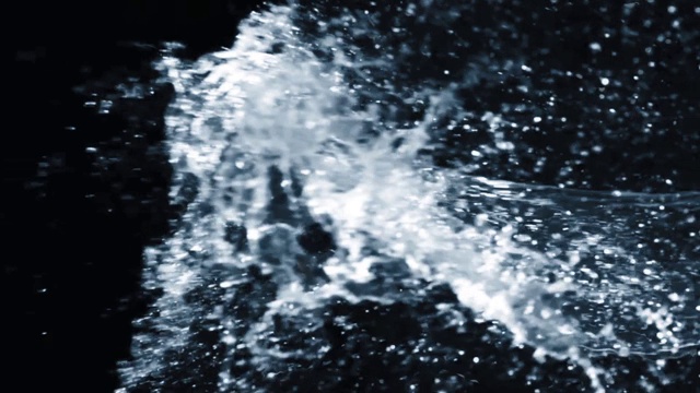 水的运动飞溅在黑色背景高清视频下载