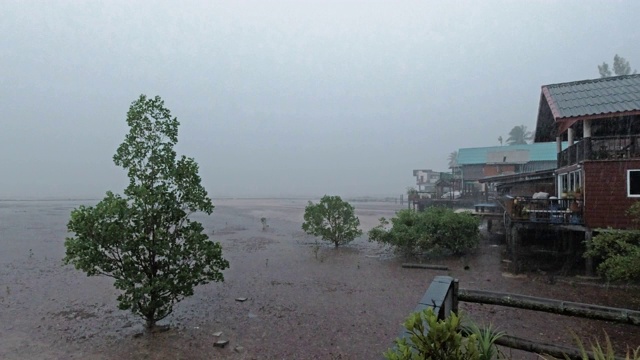 在东南亚有暴雨的热带季风风暴视频素材
