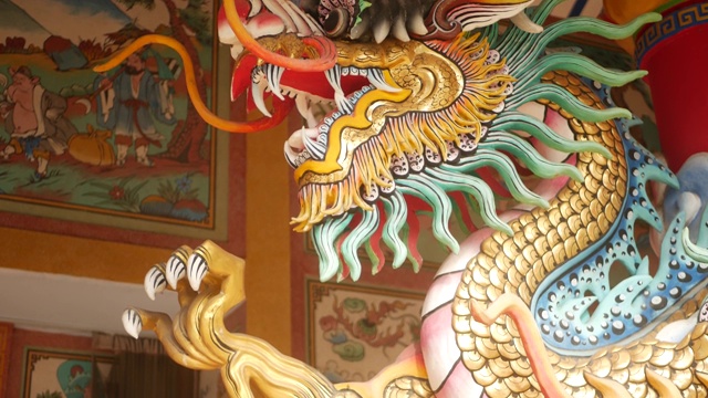 宗教色彩丰富的龙雕塑。神龛内装饰有中国传统风格的装饰物。艺术建筑，佛教艺术品，壮观的泰国寺庙。东方文化中的神圣动物。视频下载