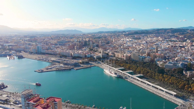 无人机拍摄- 4K -航拍Málaga港口与一艘船航行-太阳海岸与建筑在一个阳光明媚的日子视频素材