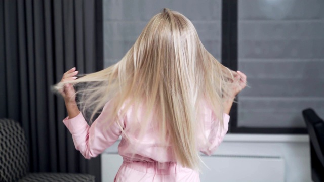 慢镜头拍摄一个金发少女的背影视频素材