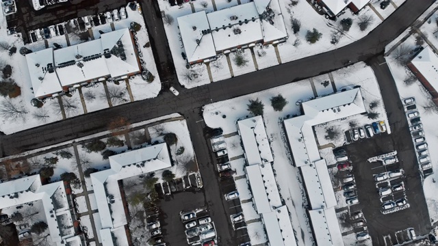 一个美丽的冬日，一个用无人机拍摄的全景，一个城市街道和房屋的阳光视图视频下载