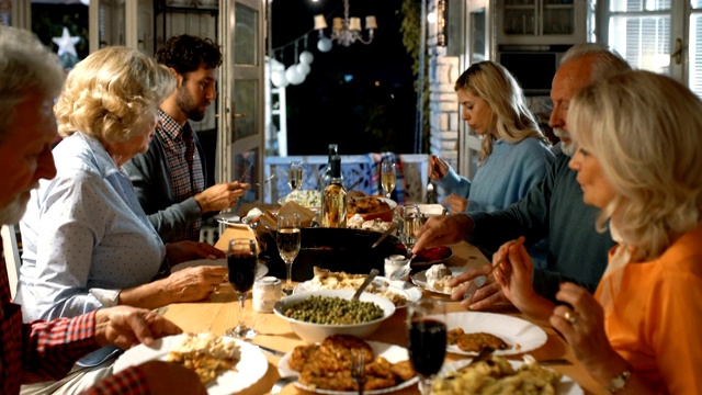 一家人吃感恩节晚餐。视频下载
