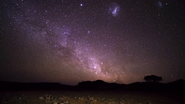 天文摄影在沙漠黑暗的天空中拍摄的夜星时间流逝。太空探索。视频素材