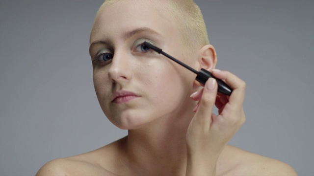 这个女孩用睫毛膏。时尚视频。化妆。视频素材