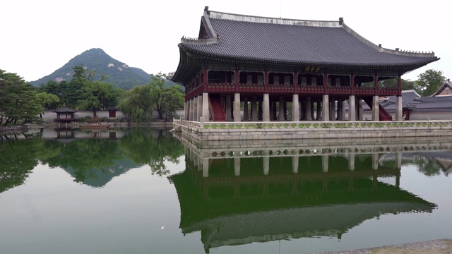 在韩国首尔，景福宫的庆会馆和池景，以及背景中的银山山视频下载