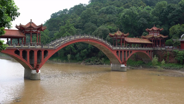 中国四川乐山的豪尚拱桥东方佛园和河景视频下载