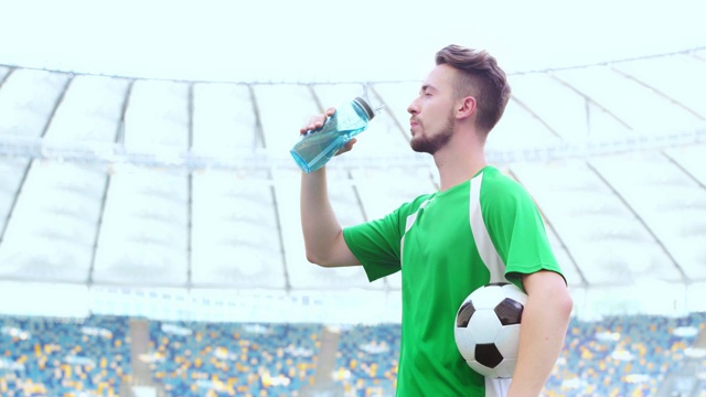 足球运动员拿着球喝着水视频素材