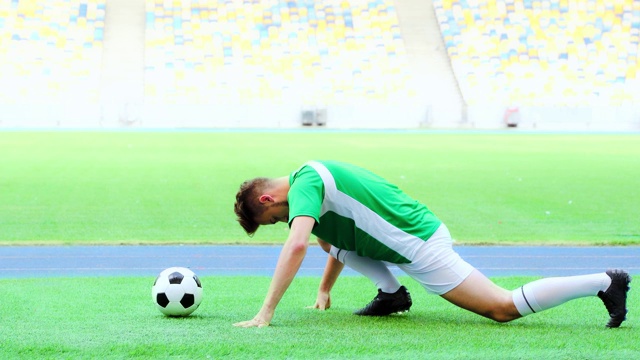 足球运动员伸展双腿的侧视图视频素材