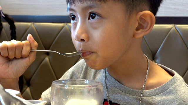 亚洲男孩吃冰淇淋视频下载
