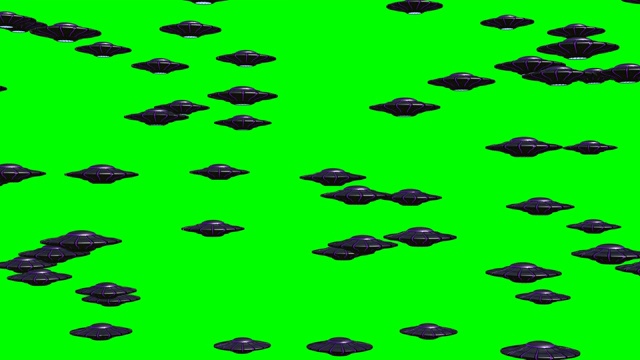 UFO飞过，巨大的旋转飞碟群，外星飞船孤立在绿色屏幕背景，4k循环视频素材