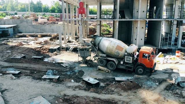 工业机器正在建筑工地上搅拌水泥视频素材