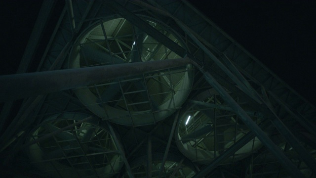 工厂冷却塔和大螺旋桨视频素材