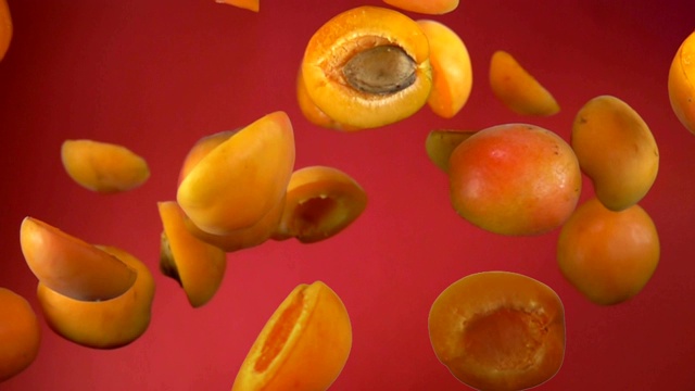 多汁的杏子在红色的背景上弹跳视频下载