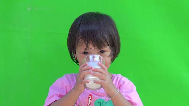 小女孩喝牛奶视频素材