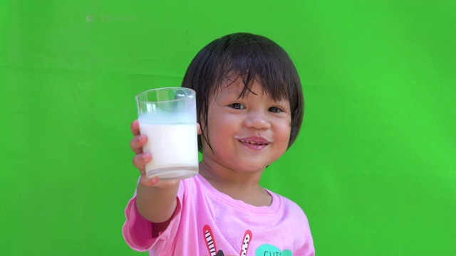 小女孩喝牛奶视频素材