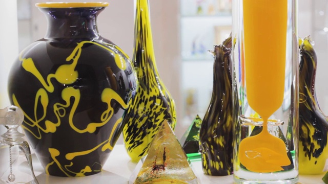 黄色玻璃花瓶。琥珀色的室内图案设计视频下载