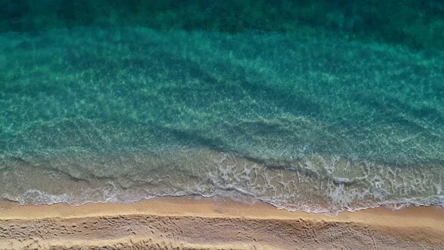 鸟瞰清澈的绿松石大海和波浪视频下载