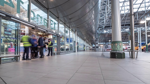 在早高峰时段，大量稳定的通勤者经过站台，门票在进入车站大厅前被检查视频下载