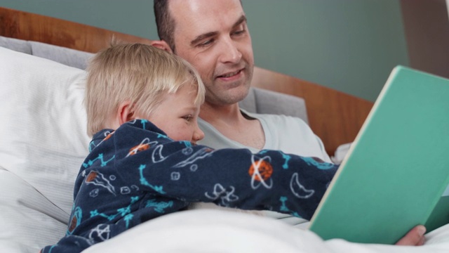 父亲和儿子躺在床上看书视频下载