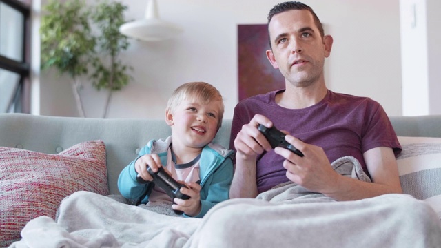 父亲和儿子在玩电脑游戏视频下载