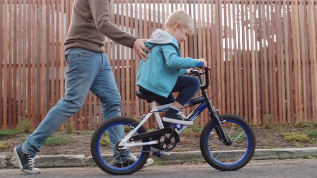 爸爸和儿子骑自行车视频下载