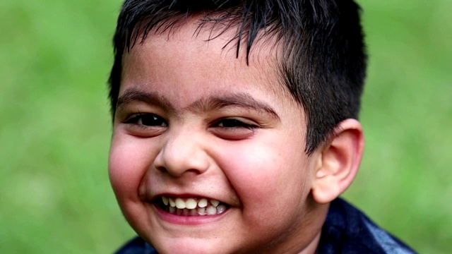 Slo Mo，笑的小男孩肖像视频素材