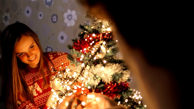 夫妇装饰圣诞树。和你在一起圣诞更快乐视频下载